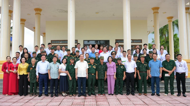 Phó Chủ tịch Quốc hội Nguyễn Thị Thanh chụp ảnh lưu niệm với cán bộ Trung tâm Điều dưỡng Thương binh Nho Quan và các thương binh, bệnh binh.