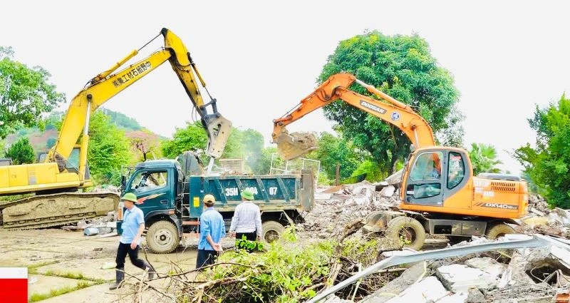 Cơ quan chức năng tiến hành cưỡng chế công trình xây dựng trái phép tại khu vực Đồi Trại Vòng, xã Quang Sơn.