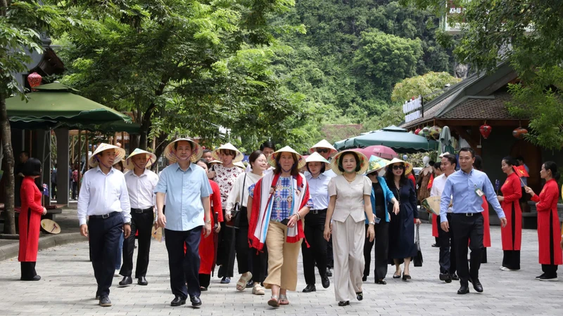 Phó Chủ tịch Quốc hội Nguyễn Thị Thanh hy vọng Tràng An sẽ để lại nhiều ấn tượng sâu sắc cho đoàn công tác. (Ảnh: ĐỨC PHƯƠNG)