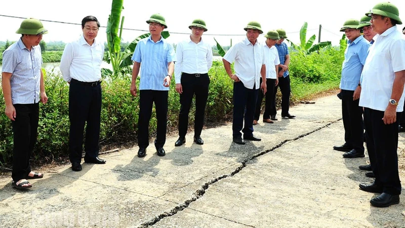 Đồng chí Trần Song Tùng - Phó Chủ tịch Ủy ban nhân dân tỉnh Ninh Bình, Phó Trưởng Ban Thường trực Ban Chỉ huy Phòng, chống thiên tai và Tìm kiếm cứu nạn tỉnh kiểm tra điểm xung yếu trên tuyến đê Bình Minh 3, huyện Kim Sơn. 