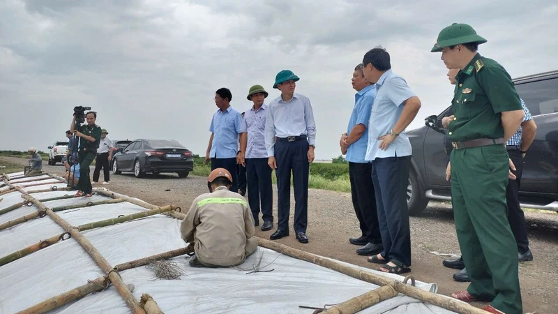 Bí thư Tỉnh ủy Ninh Bình Đoàn Minh Huấn kiểm tra thực tế một số vị trí trên tuyến đê Bình Minh 4, huyện Kim Sơn.