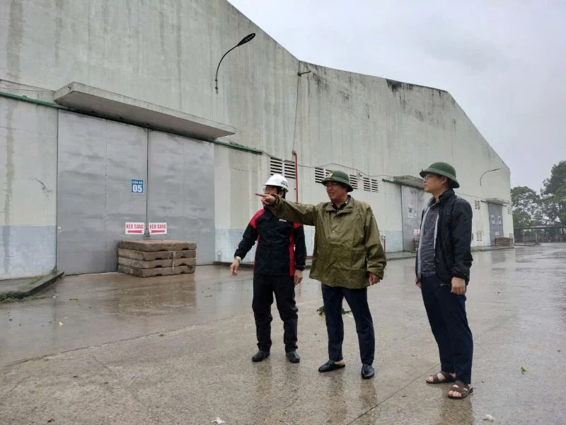 Lãnh đạo Công an tỉnh Ninh Bình đi kiểm tra công tác bảo đảm vệ sinh môi trường, xả thải tại một số đơn vị sản xuất trên địa bàn tỉnh. (Ảnh: Văn Lúa)