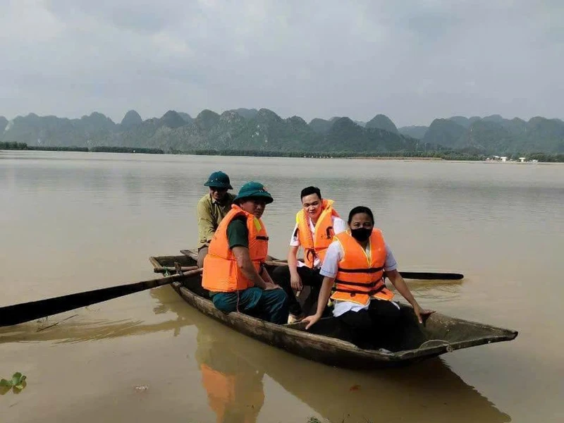 Những ngày này, đội ngũ y bác sĩ của Bệnh viện Đa khoa tỉnh Ninh Bình đã xuất quân tăng cường hỗ trợ cho y tế cơ sở huyện Nho Quan trong cấp cứu, điều trị cấp thuốc, chăm sóc sức khỏe cho nhân dân trong vùng lũ lụt. 