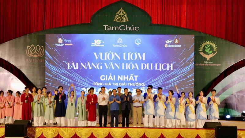 Ban tổ chức trao giải Nhất cho hai đội Nhã nhạc cung đình và Hội An.