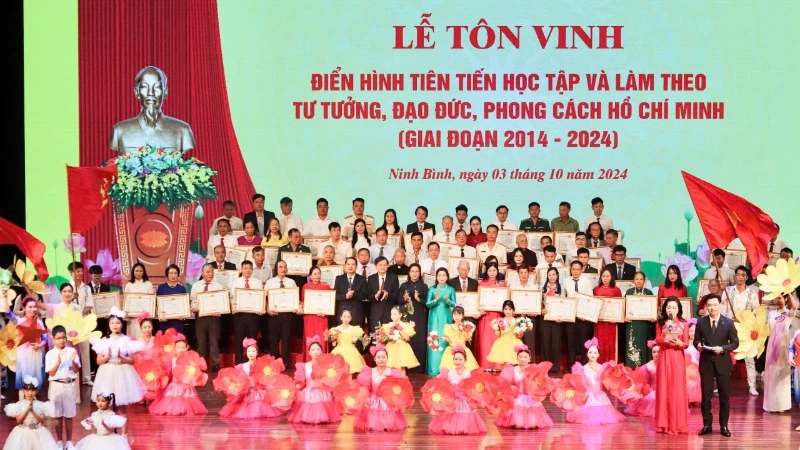 21 tập thể, 44 cá nhân điển hình tiên tiến được tôn vinh và biểu dương tại buổi lễ.