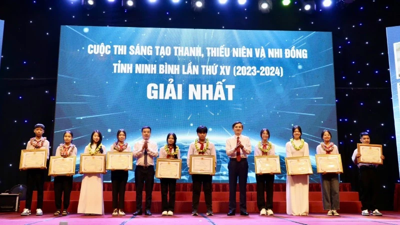 Đồng chí Đoàn Minh Huấn, Bí thư Tỉnh ủy Ninh Bình và Tổng Thư ký Liên hiệp các Hội Khoa học và Kỹ thuật Việt Nam Nguyễn Quang Chiến trao Bằng khen của Ủy ban nhân dân tỉnh và Giấy Chứng nhận của Ban tổ chức cuộc thi cho các tác giả đoạt giải Nhất. 