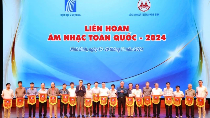 Ban tổ chức trao cờ lưu niệm cho các đơn vị tham gia.