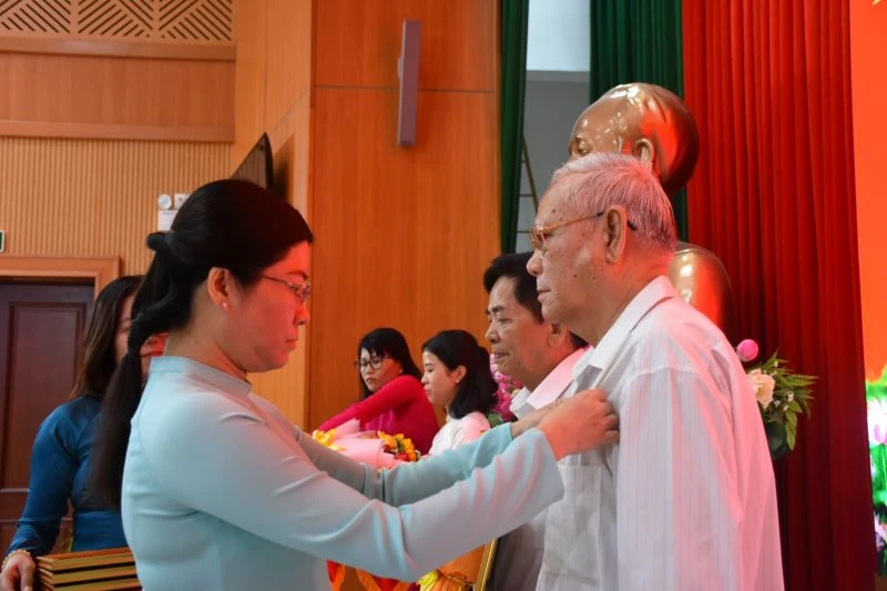 Thành ủy Bà Rịa trao Huy hiệu Đảng cho 17 đảng viên