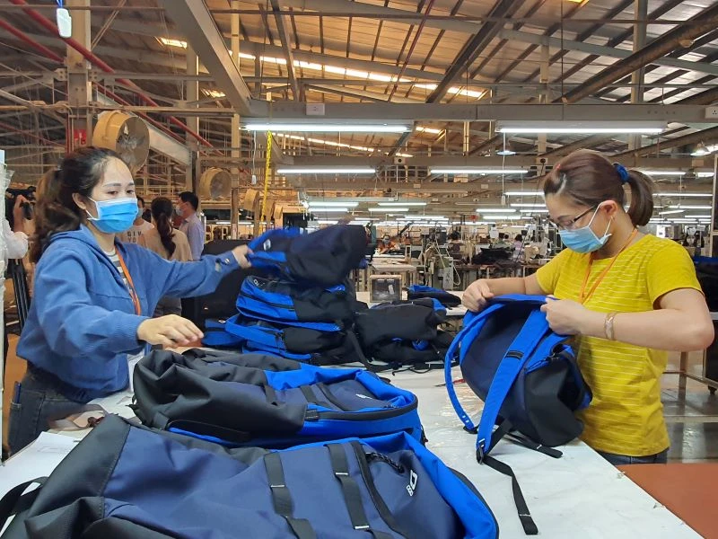 Công nhân công ty chuyên sản xuất ba-lô trên địa bàn thị xã Phú Mỹ trong giờ sản xuất. (Ảnh: Báo BR-VT).