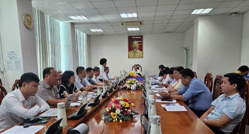 Đồng chí Đặng Minh Thông, Phó Chủ tịch Ủy ban nhân dân tỉnh Bà Rịa-Vũng Tàu họp bàn với lãnh đạo Sở Y tế và lãnh đạo hai bệnh viện.