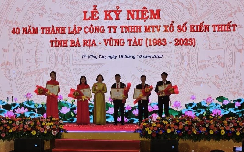 Đồng chí Nguyễn Thị Yến Phó Bí thư Thường trực Tỉnh ủy trao bằng khen cho những cá nhân, tập thể hoàn thành xuất sắc nhiệm vụ trong Lễ Kỷ niệm 40 năm ngày thành lập.