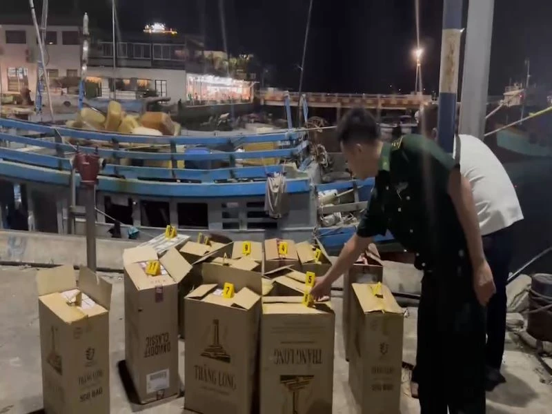 Trạm kiểm tra giám sát trên sông - Ban Chỉ huy Biên phòng Cửa khẩu cảng Bà Rịa-Vũng Tàu phát hiện 15 thùng carton tại bờ biển gần Cảng thủy nội địa.