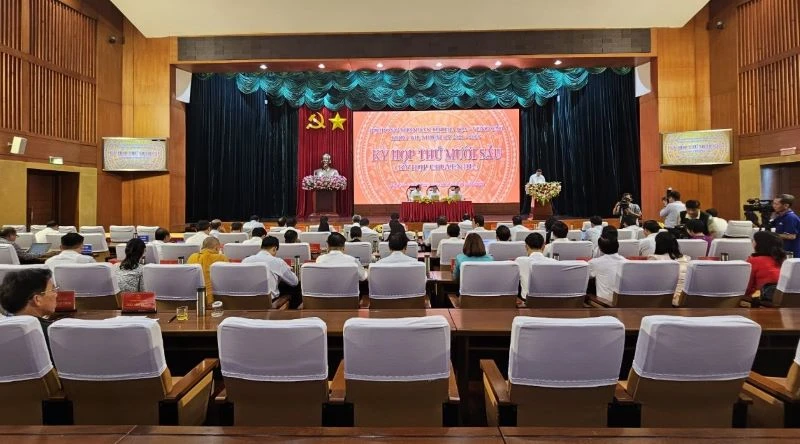 Toàn cảnh kỳ họp thứ mười sáu Hội đồng nhân dân tỉnh Bà Rịa-Vũng Tàu.