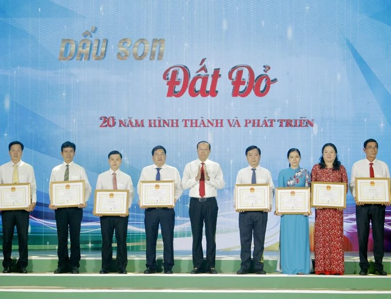 Đồng chí Nguyễn Văn Thọ, Chủ tịch Ủy ban nhân dân tỉnh tặng Bằng khen cho các tập thể có thành tích xuất sắc trong thi đua chào mừng 20 năm thành lập huyện Đất Đỏ.
