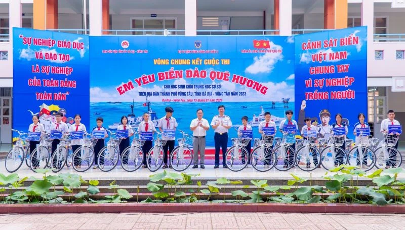 Ban Tổ chức đã trao tặng 15 xe đạp cho các em học sinh có hoàn cảnh khó khăn, vươn lên học giỏi tại thành phố Vũng Tàu.