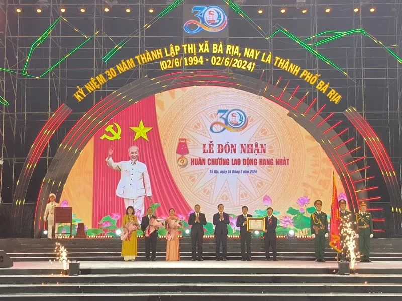 Thành phố Bà Rịa vinh dự được Chủ tịch nước trao tặng Huân chương lao động hạng nhất.