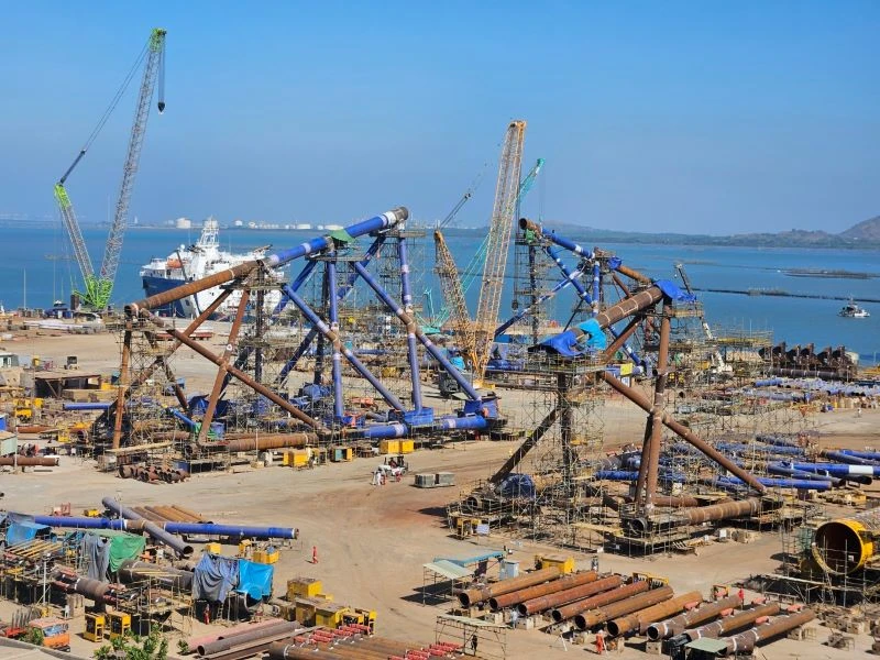 Chân đế điện gió ngoài khơi được sản xuất đồng loạt cho đối tác nước ngoài tại cảng PTSC thành phố Vũng Tàu.