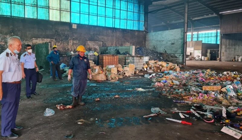 Cục Quản lý thị trường tỉnh Bà Rịa-Vũng Tàu tiến hành tiêu hủy lượng hàng hóa là tang vật vi phạm hành chính bị tịch thu.