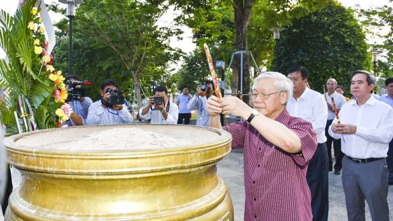 Tổng Bí thư Nguyễn Phú Trọng thắp hương tri ân Anh hùng liệt sĩ Võ Thị Sáu tại huyện Đất Đỏ.