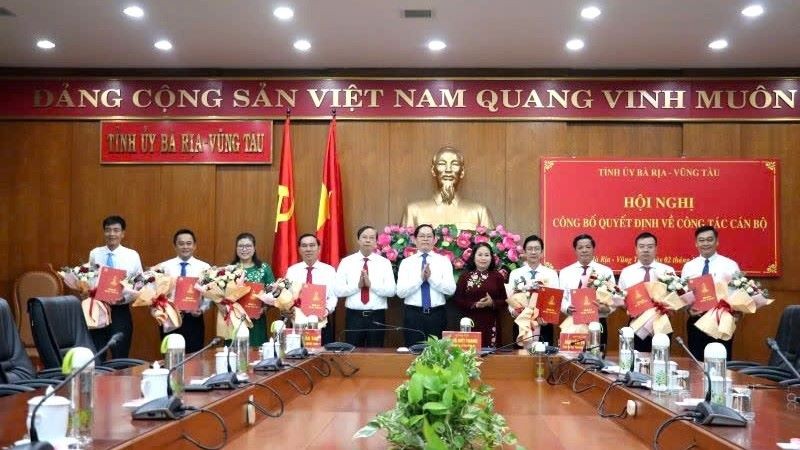 Thường trực Tỉnh ủy chúc mừng các đồng chí được điều động, bổ nhiệm các vị trí quan trọng.