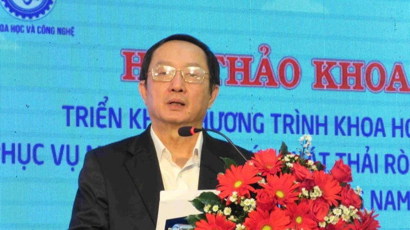 Đồng chí Huỳnh Thành Đạt, Bộ trưởng Khoa học và Công nghệ phát biểu tại hội thảo.