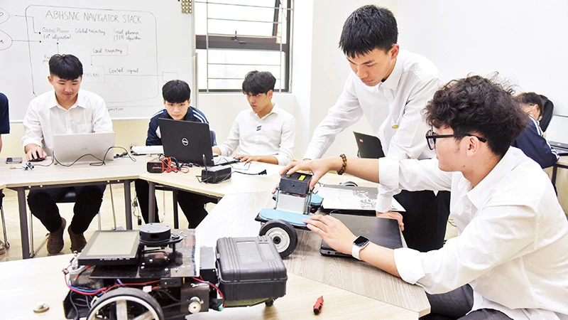 Sinh viên Đại học Quốc gia Hà Nội cơ sở Hòa Lạc nghiên cứu chế tạo Robot. Ảnh: TRẦN HẢI