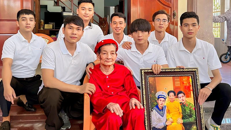 Nhóm Team Lee trao tặng ảnh liệt sĩ Mẹ VNAH Đặng Thị Xoan.