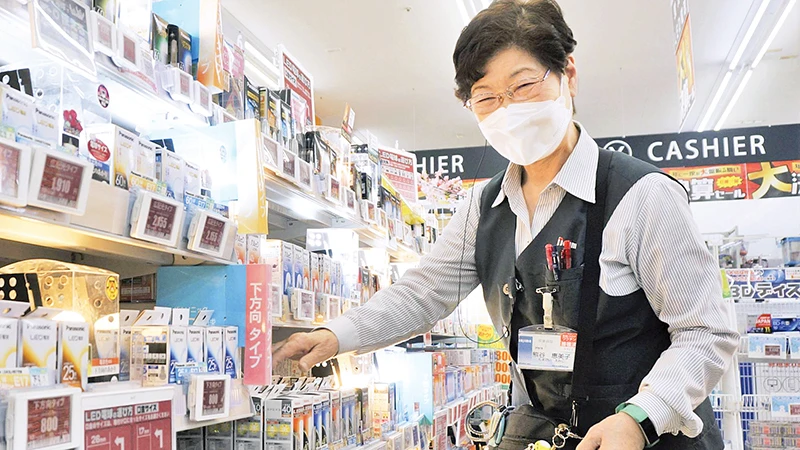 Bà Emiko Kumagai, 80 tuổi làm việc tại cửa hàng đồ điện tử Nojima Co tại Kawaguchi, tỉnh Saitana. Ảnh: KYODO