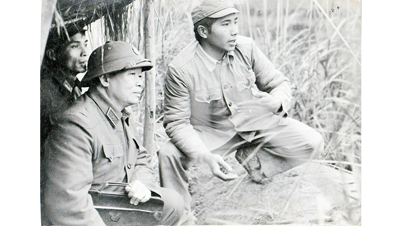Thiếu tướng Nguyễn Nam Khánh (sau là Thượng tướng, ngoài cùng bên trái) thăm và kiểm tra trận địa tại biên giới phía bắc năm 1983.