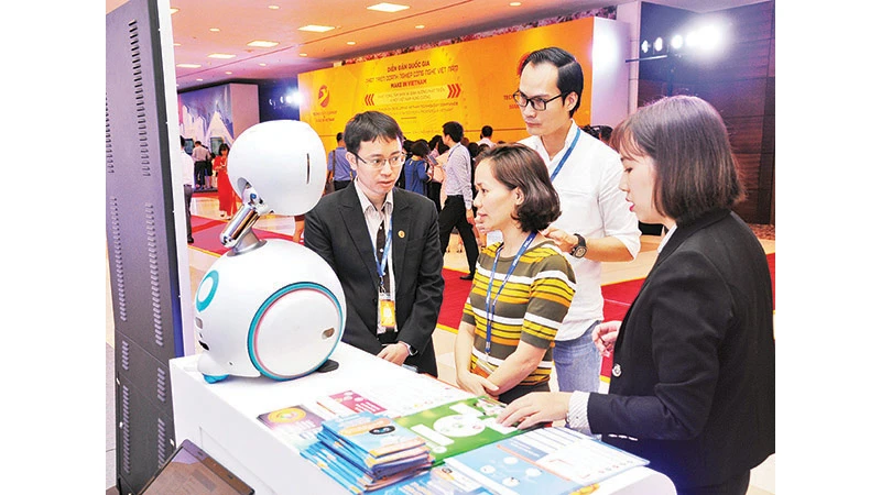 Khách tham quan sản phẩm Robots tại triển lãm trong khuôn khổ Diễn đàn Quốc gia phát triển doanh nghiệp công nghệ Việt Nam. Ảnh | ĐỨC ANH
