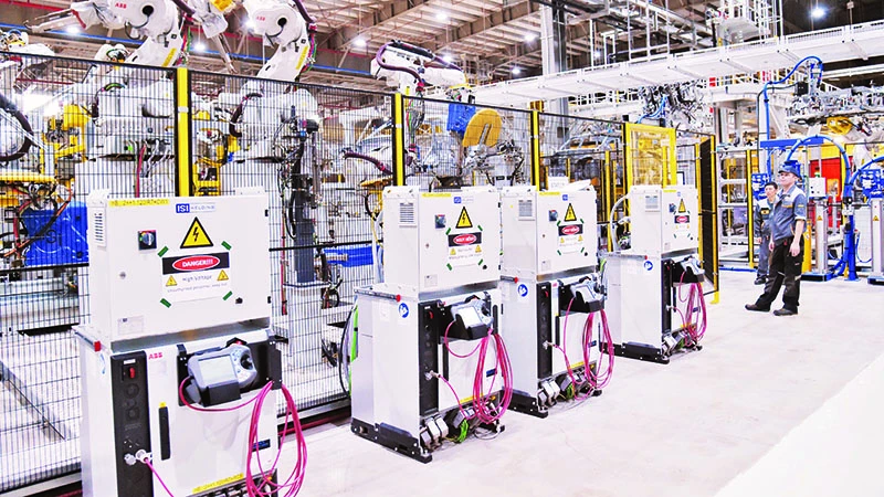 Sử dụng robot trong sản xuất và lắp đặt ô-tô ở Công ty TNHH Sản xuất và kinh doanh VinFast thuộc Tập đoàn Vingroup. Ảnh | ĐỨC ANH