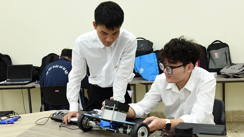 Các sản phẩm Robot do sinh viên Đại học Quốc gia Hà Nội nghiên cứu và chế tạo. Ảnh | ĐỨC ANH