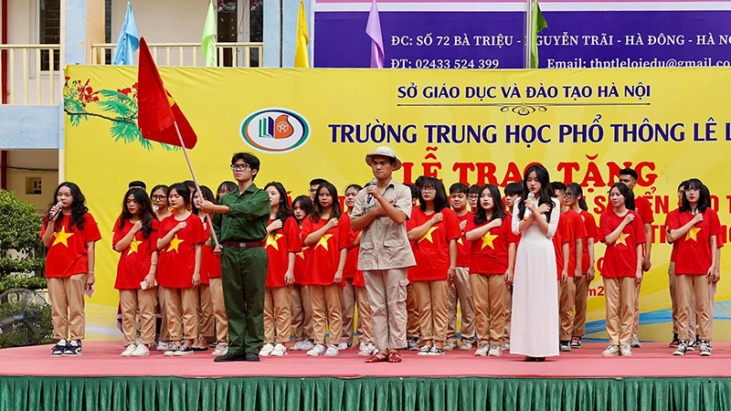 Học sinh Trường THPT Lê Lợi (Hà Nội) hát Quốc ca tại Lễ trao tặng 1.500 lá cờ Tổ quốc gửi các chiến sĩ biển đảo Trường Sa và thi hát Quốc ca. 