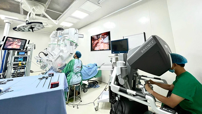 Các bác sĩ thực hiện phẫu thuật nội soi với hệ thống robot Da Vinci cho người bệnh ung thư đại trực tràng tại Bệnh viện K. Ảnh | TRẦN HÀ