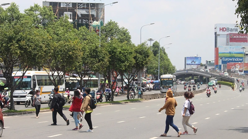 Nhiều người tùy tiện đi bộ sang đường gây nguy hiểm cho bản thân và các phương tiện tham gia giao thông.