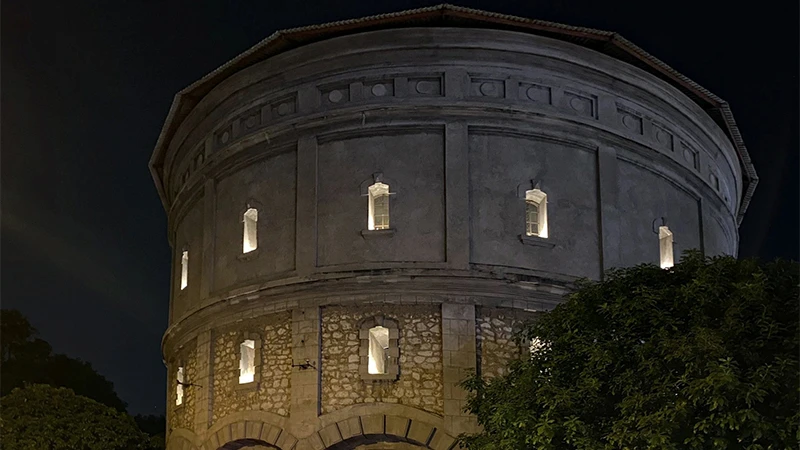 Tháp nước Hàng Đậu rực sáng vào buổi tối với những ánh đèn chiếu qua các ô cửa sổ.