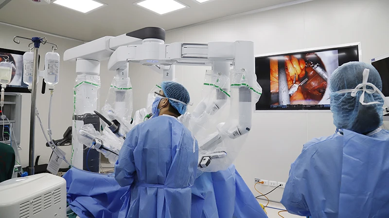 Phẫu thuật nội soi với hệ thống Robot Da Vinci Xi cho người bệnh ung thư tại Bệnh viện K. Ảnh | TRẦN HẢI