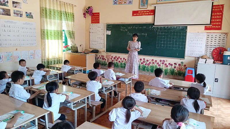 Một tiết học tại trường phổ thông dân tộc bán trú tiểu học Ta Ma.