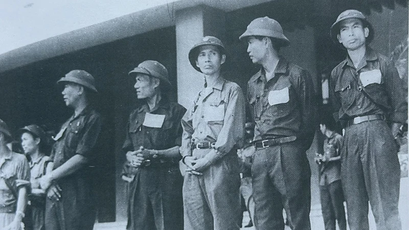 Ông Nguyễn Văn Khiêm tại Dinh Độc Lập, ngày 2/5/1975 (thứ ba, từ phải qua). Ảnh | TƯ LIỆU