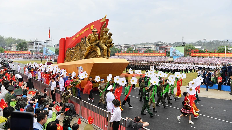 Lễ diễu binh, diễu hành kỷ niệm 70 năm Chiến thắng Điện Biên Phủ. Ảnh | THÀNH ĐẠT