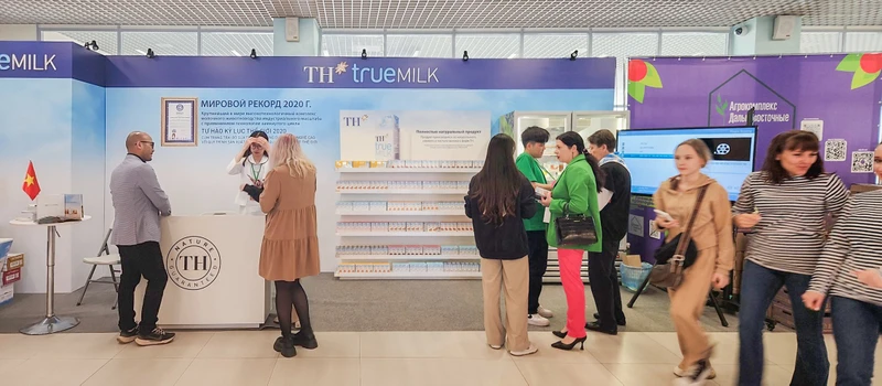 Khu vực gian hàng giới thiệu sản phẩm của Tập đoàn TH tại Global Expo Vladivostok 2024 thu hút nhiều khách hàng tham quan, trải nghiệm sản phẩm.