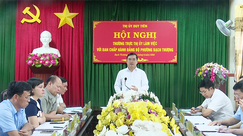 Bí thư Thị ủy Duy Tiên Nguyễn Văn Lượng phát biểu chỉ đạo tại Hội nghị Thường trực Thị ủy làm việc với Ban Chấp hành Đảng bộ phường Bạch Thượng.