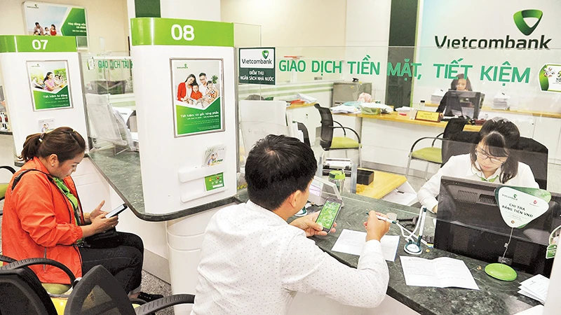 Khách hàng giao dịch tại Ngân hàng Vietcombank. Ảnh | TRẦN HẢI