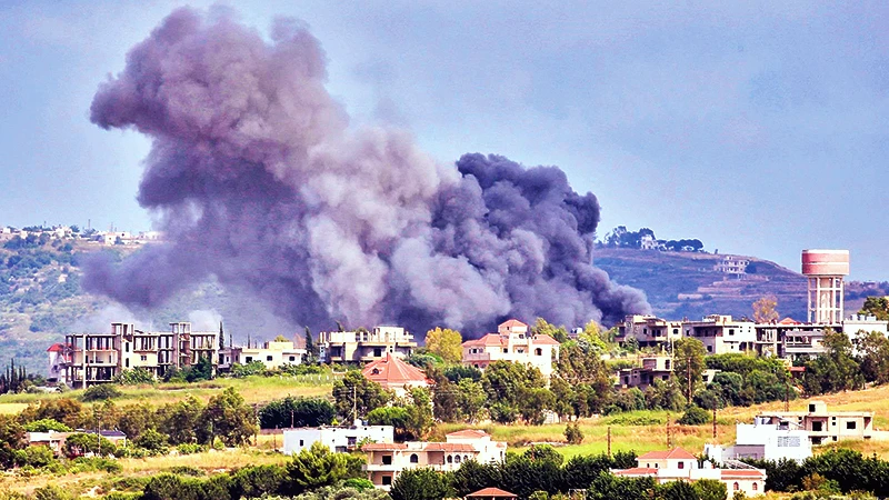 Khói bốc lên từ một ngôi làng Lebanon bị Israel không kích ngày 25/5/2024 trong xung đột Israel- Hezbollar. Ảnh | Stringer/AFP/Getty Image 