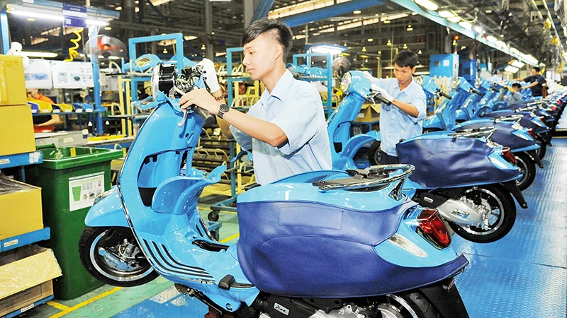 Công nhân Công ty TNHH Piaggio Việt Nam (Khu công nghiệp Bình Xuyên, tỉnh Vĩnh Phúc) lắp ráp xe máy. Ảnh | TRẦN HẢI