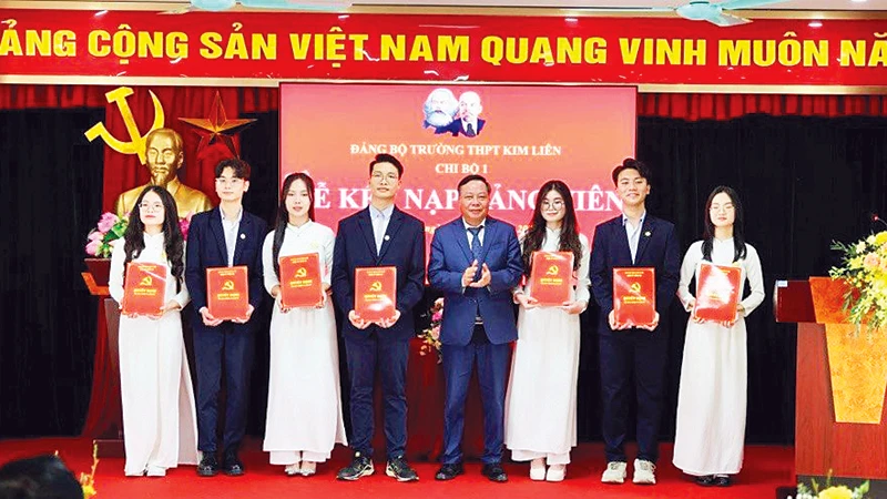 Phó Bí thư Thành ủy Hà Nội Nguyễn Văn Phong trao Quyết định kết nạp đảng viên cho 7 học sinh ưu tú Trường THPT Kim Liên. 