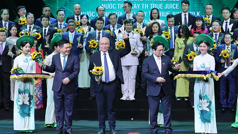 Ông Ngô Minh Hải, Chủ tịch Hội đồng Quản trị Tập đoàn TH nhận biểu trưng Thương hiệu quốc gia năm 2024.