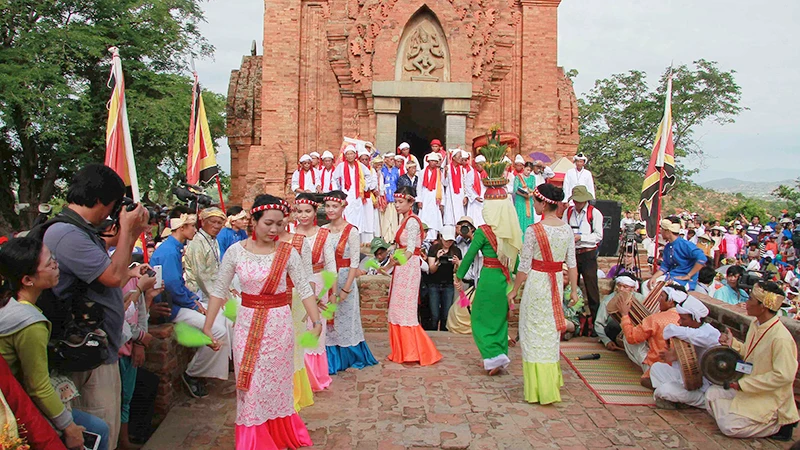 Tác giả trước cổ tháp Pô Kluang Garai ở thành phố Phan Rang.