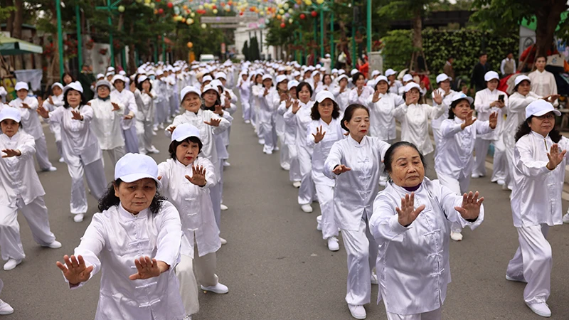 Chương trình ngày hội rèn luyện sức khỏe người cao tuổi Hà Nội để lại nhiều ấn tượng đặc biệt.