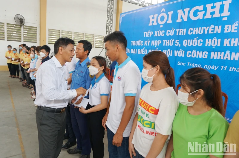 Đồng chí Lâm Văn Mẫn tặng quà cho công nhân, người lao động tại KCN An nghiệp, tỉnh Sóc Trăng.